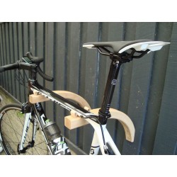 Fahrradaufhängung horizontal montiert. Von rechts gesehen. Fahrradhalter im dänischen Design.