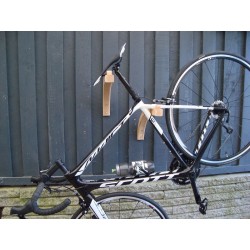 Fahrradfederung eng versetzt montiert. Geradeaus geschaut. Fahrradhalter im dänischen Design.