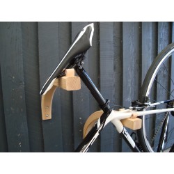 Fahrradfederung eng versetzt montiert. Aus der Nähe gesehen. Fahrradhalter im dänischen Design.
