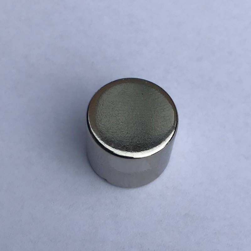 Neodymium supermagnet med en holdekraft på 62 Newton (6,2 kg) Samme magnet der anvendes til PLET tavlemagnet.